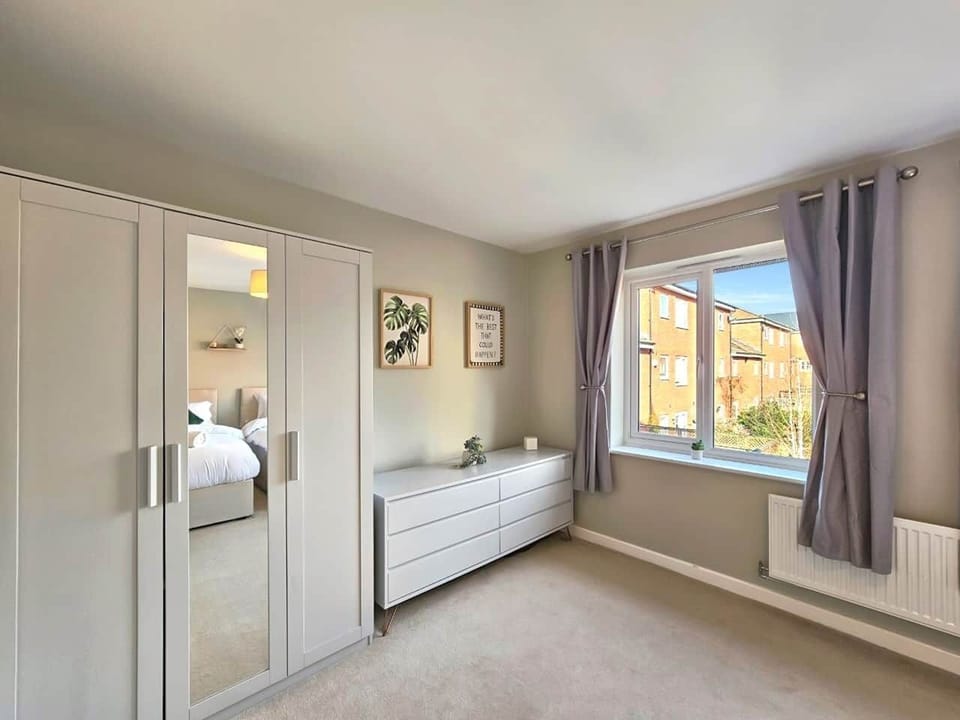 2nd bedroom wardrobe space