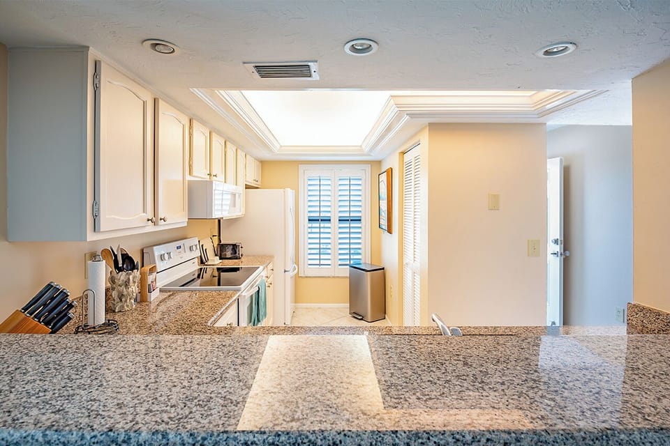 Gorgeous, Fully Equipped Kitchen with new appliances