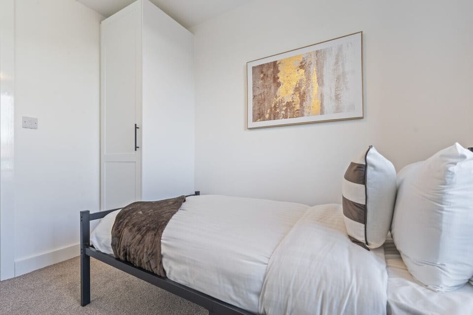 Oriel Residence | 2BR | 4 Beds | Sleeps 5|Parking Apartment in Liverpool