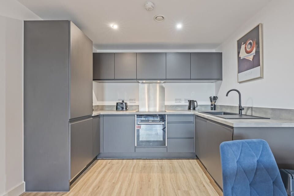 Oriel Residence | 2BR | 4 Beds | Sleeps 5|Parking Apartment in Liverpool