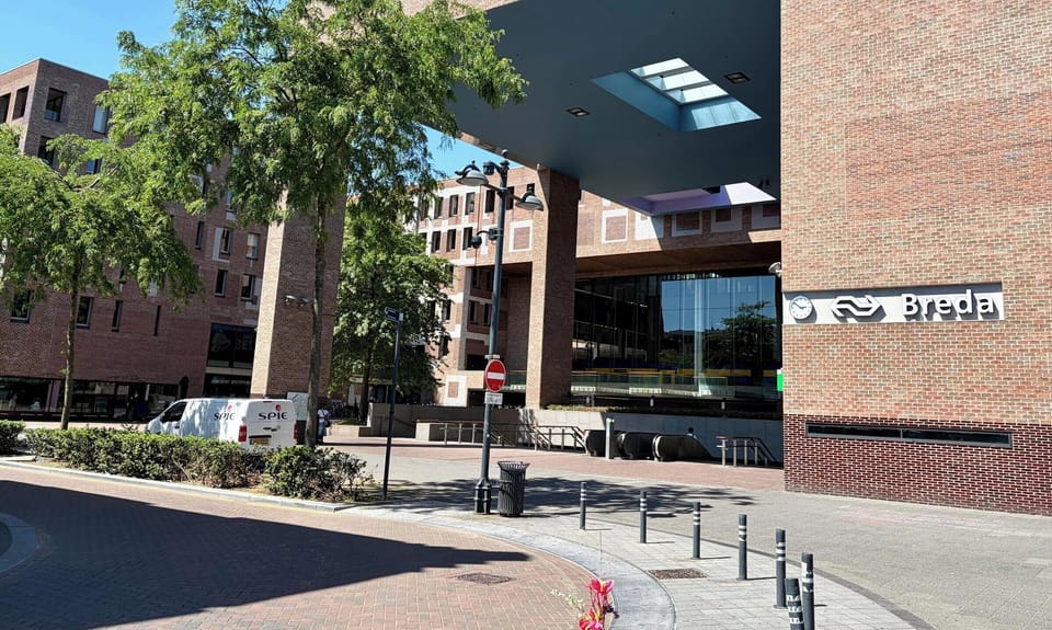 Perfect for guests looking for a comfortable base with excellent transport links for commuting, meetings, access to parks, restaurants, shopping streets and the historic city centre.