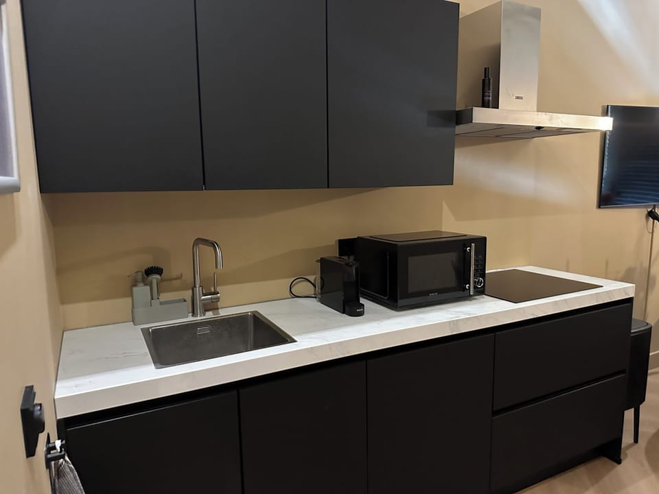 Cozy studio for 2 with private kitchen, microwave, and washing machine.