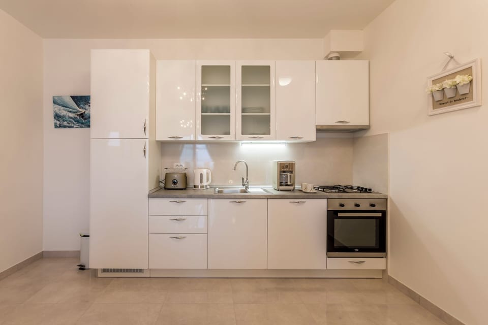 Full kitchen with all the amenities.