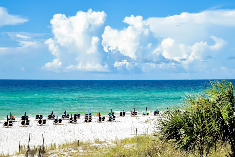 3rd-floor condo with large balcony, washer/dryer, heated pools, hot tub & gym Apartment in Miramar Beach