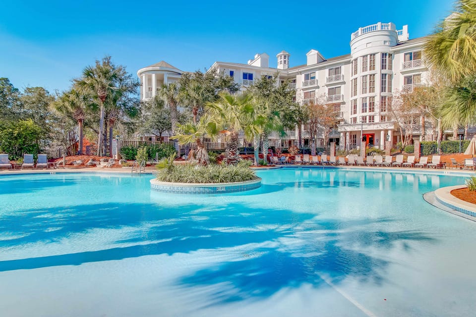 3rd-floor condo with large balcony, washer/dryer, heated pools, hot tub & gym Apartment in Miramar Beach