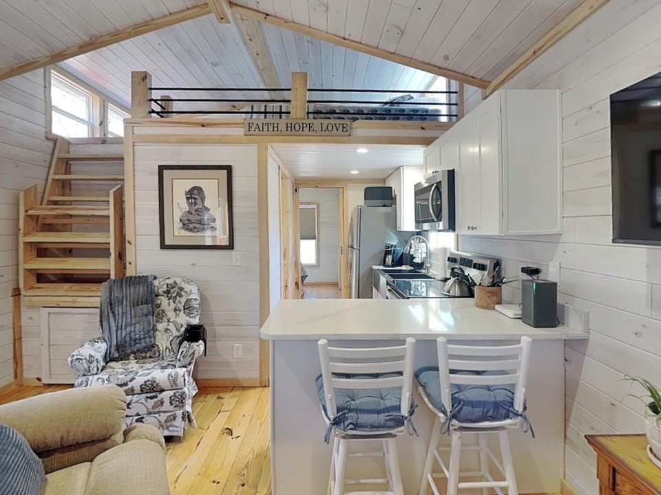 Full Kitchen w/ Breakfast Bar Seating for 2