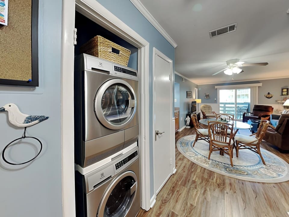 Full Kitchen w/ Laundry