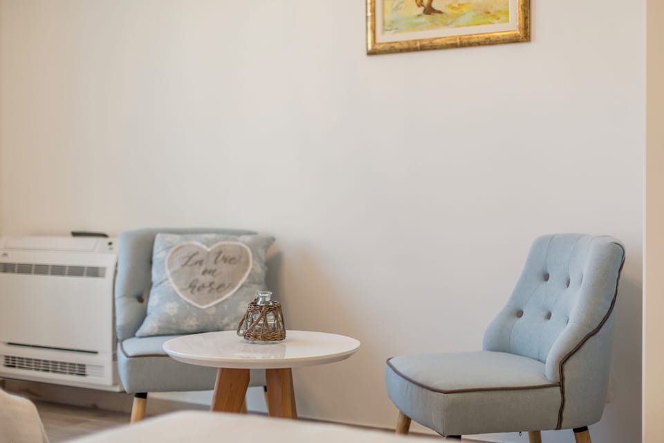 Coffee table with two chairs.