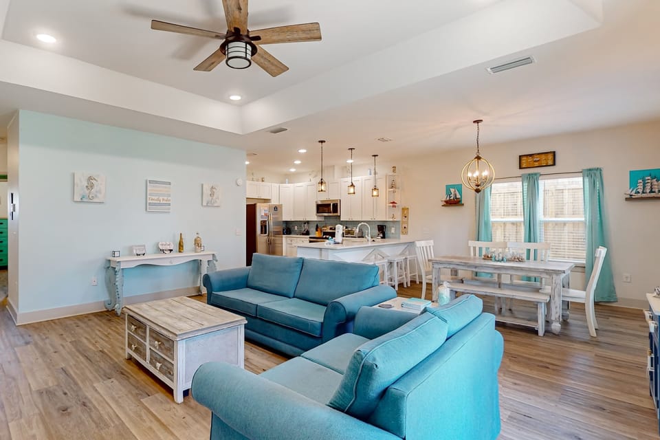 Sunny home with enclosed yard, grill, & patio- close to the beach House in Sunnyside