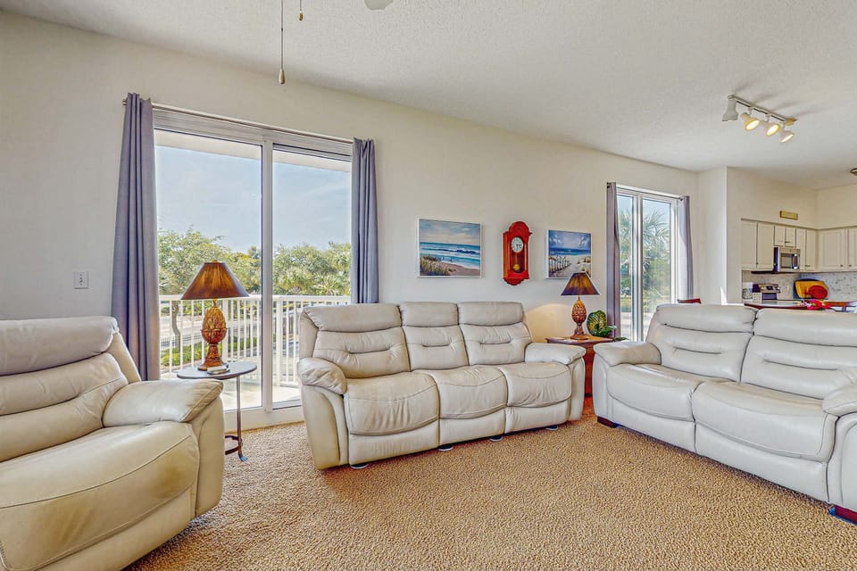 Getaway w/ beach access, shared hot tubs, pool & tennis - snowbirds welcome! Apartment in Destin