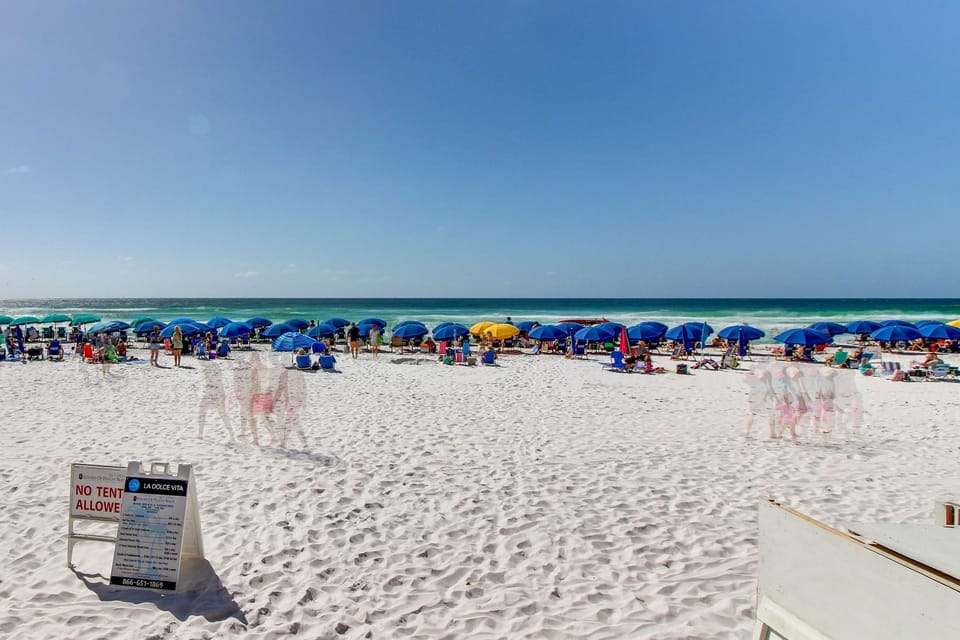 Getaway w/ beach access, shared hot tubs, pool & tennis - snowbirds welcome! Apartment in Destin