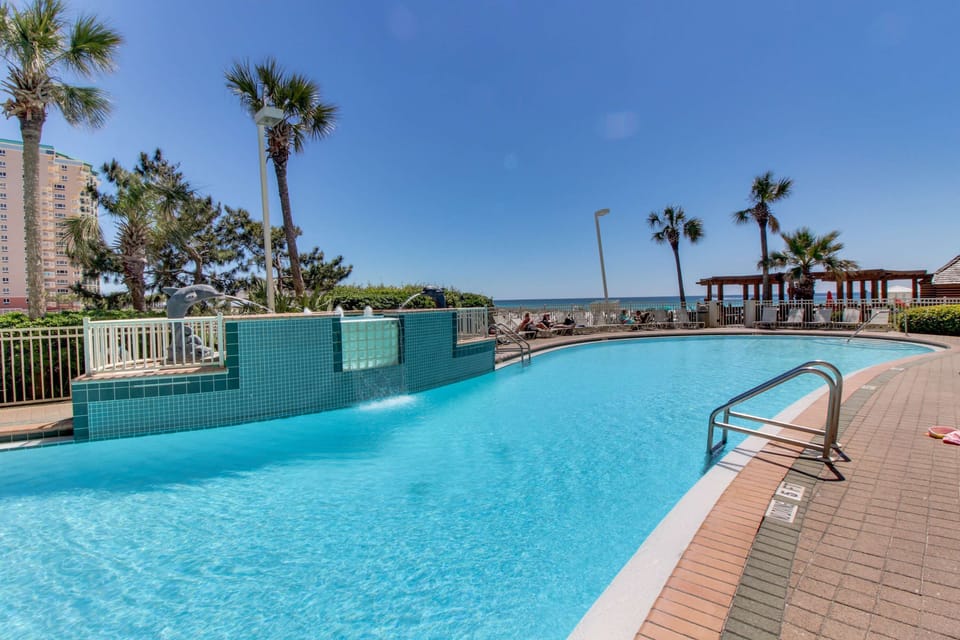 Getaway w/ beach access, shared hot tubs, pool & tennis - snowbirds welcome! Apartment in Destin