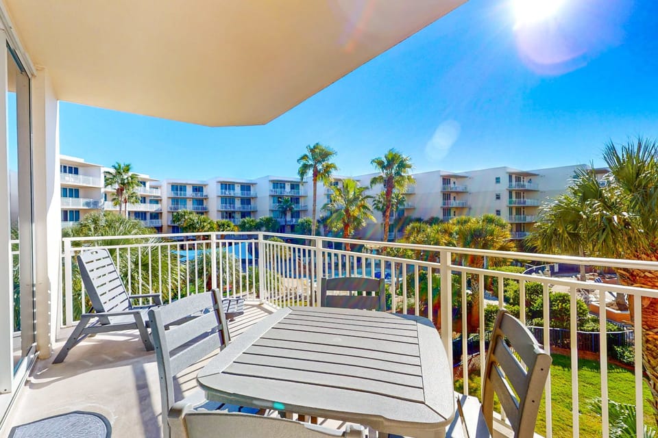 Island condo with pool, Gulf-view balcony, lazy river, beach access, & bunk beds Apartment in Okaloosa Island