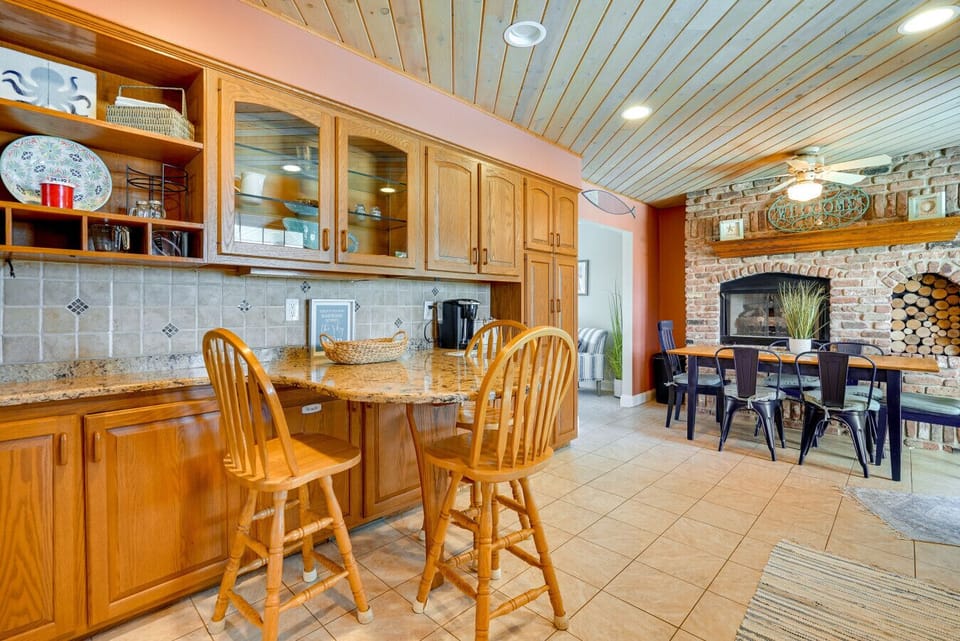 Dining Nook | Granite Counter Seating & Open Layout