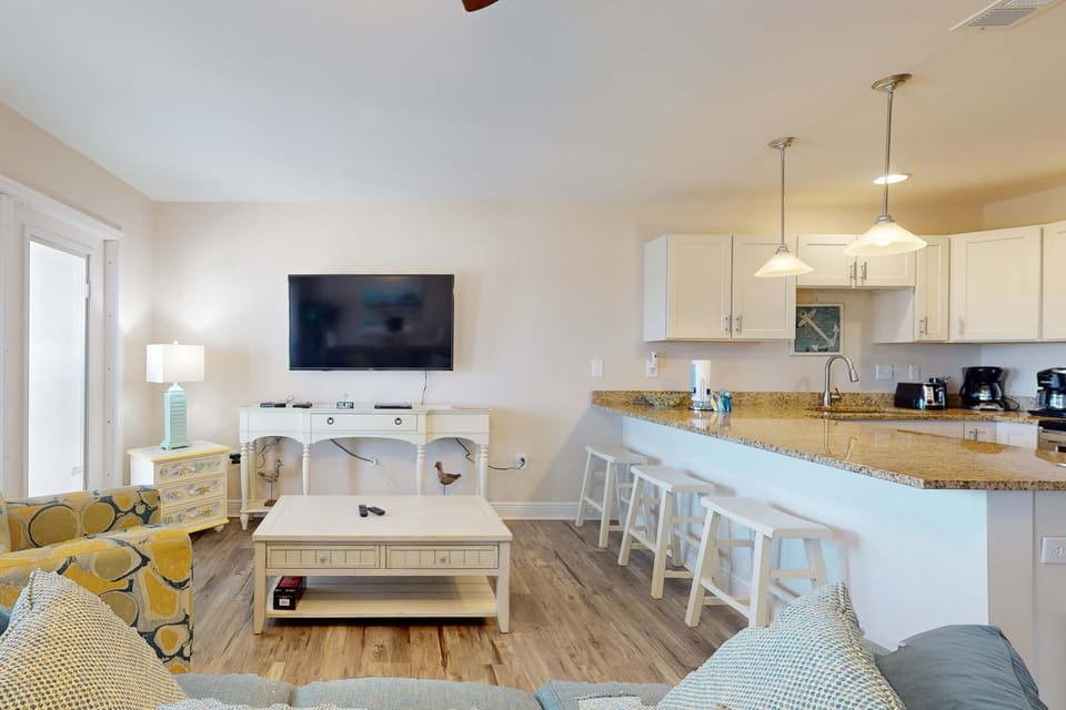 Airy coastal condo steps to the Gulf & quick drive to entertainment Apartment in Perdido Key
