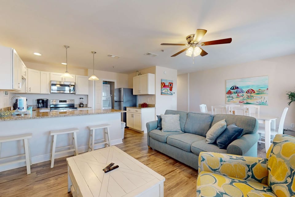 Airy coastal condo steps to the Gulf & quick drive to entertainment Apartment in Perdido Key