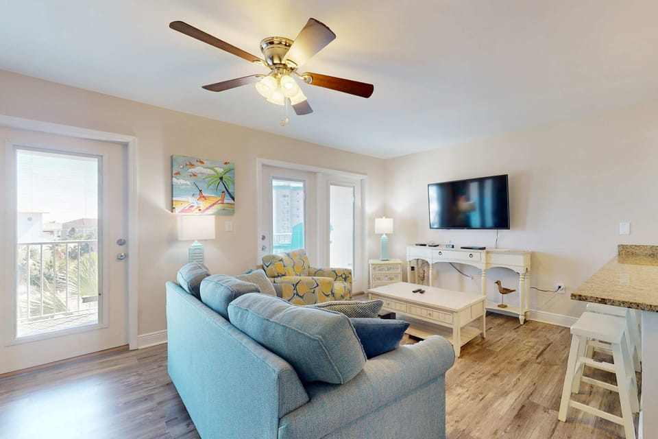 Airy coastal condo steps to the Gulf & quick drive to entertainment Apartment in Perdido Key