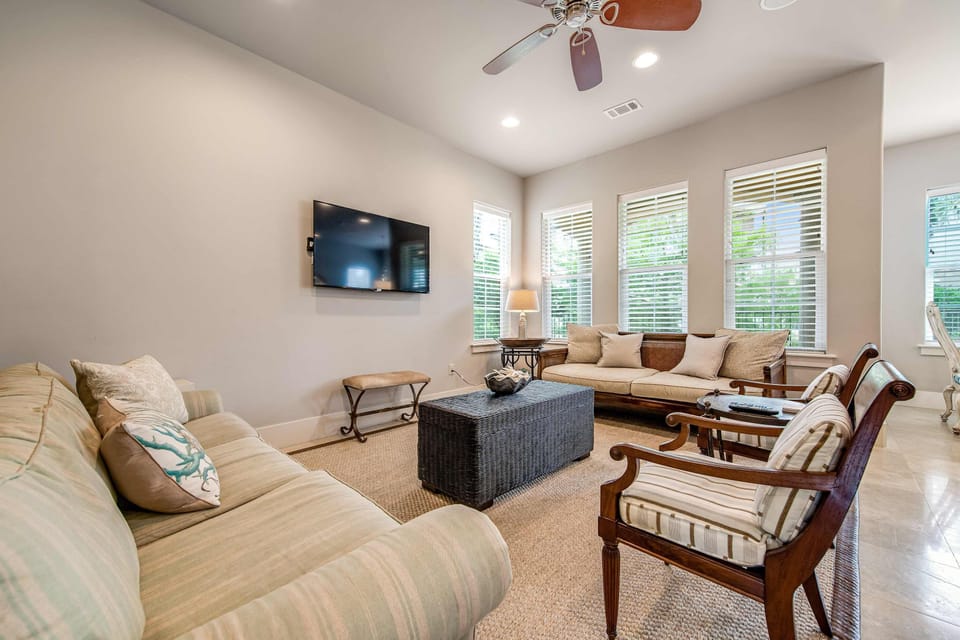 Beach house w/shared pool, on-site golf, and six-seater golf cart House in Miramar Beach