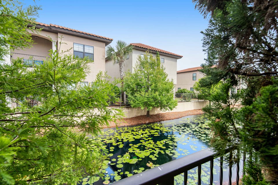 Beach house w/shared pool, on-site golf, and six-seater golf cart House in Miramar Beach