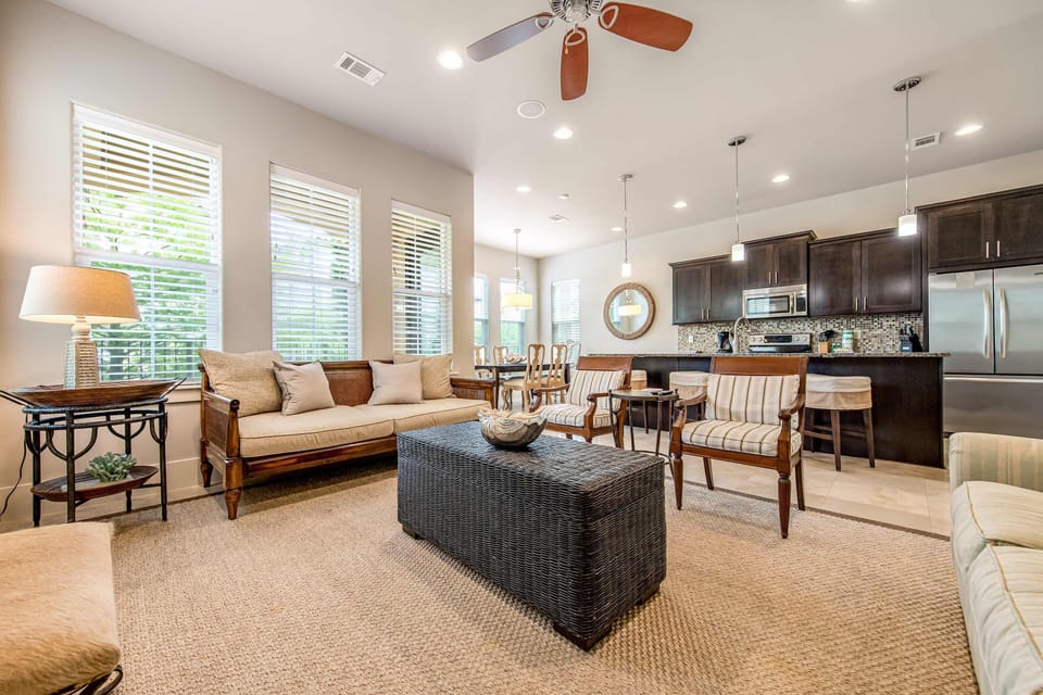 Beach house w/shared pool, on-site golf, and six-seater golf cart House in Miramar Beach