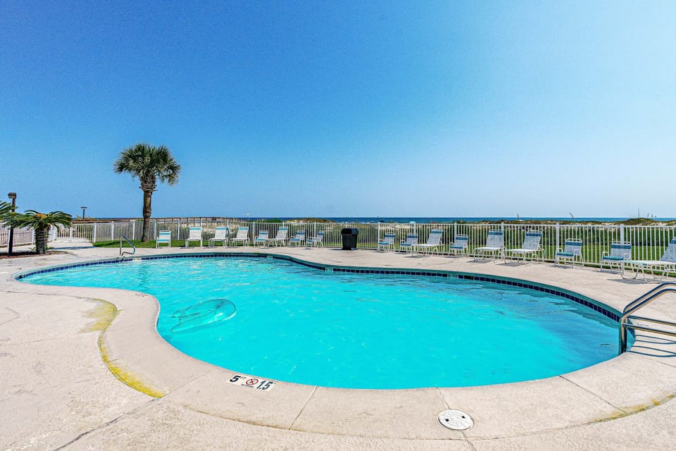 6th-floor beach-view condo with outdoor pool, tennis court, sauna, hot tub, gym Apartment in Alabama