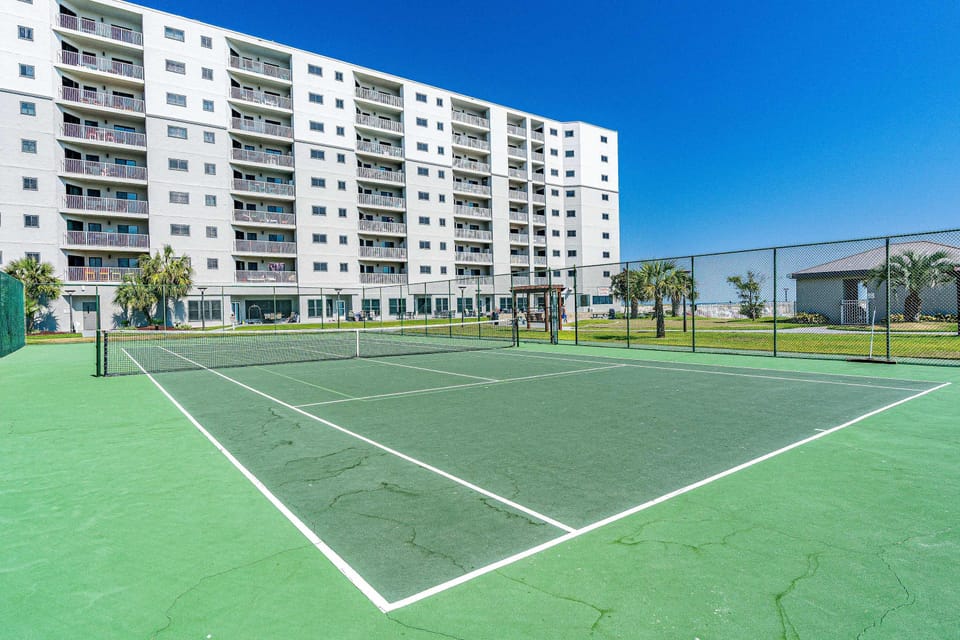 6th-floor beach-view condo with outdoor pool, tennis court, sauna, hot tub, gym Apartment in Alabama