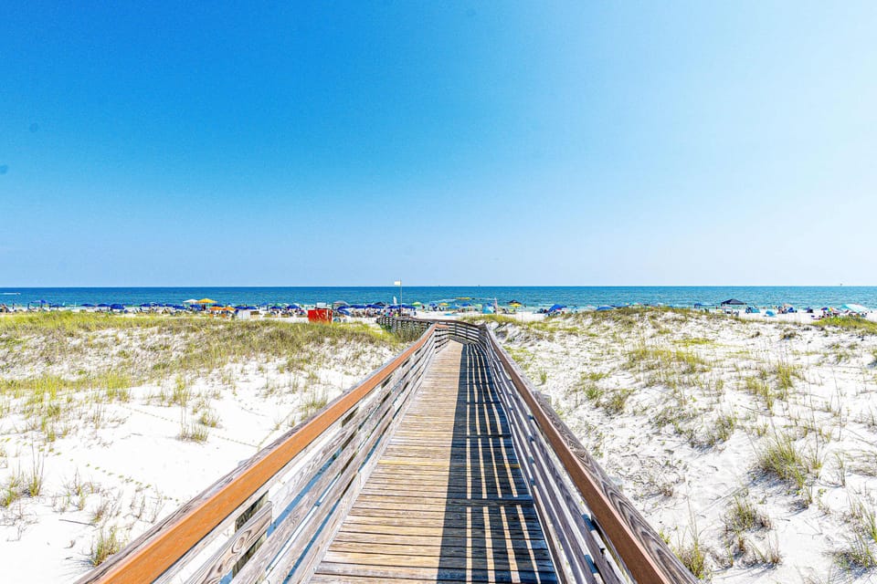 6th-floor beach-view condo with outdoor pool, tennis court, sauna, hot tub, gym Apartment in Alabama