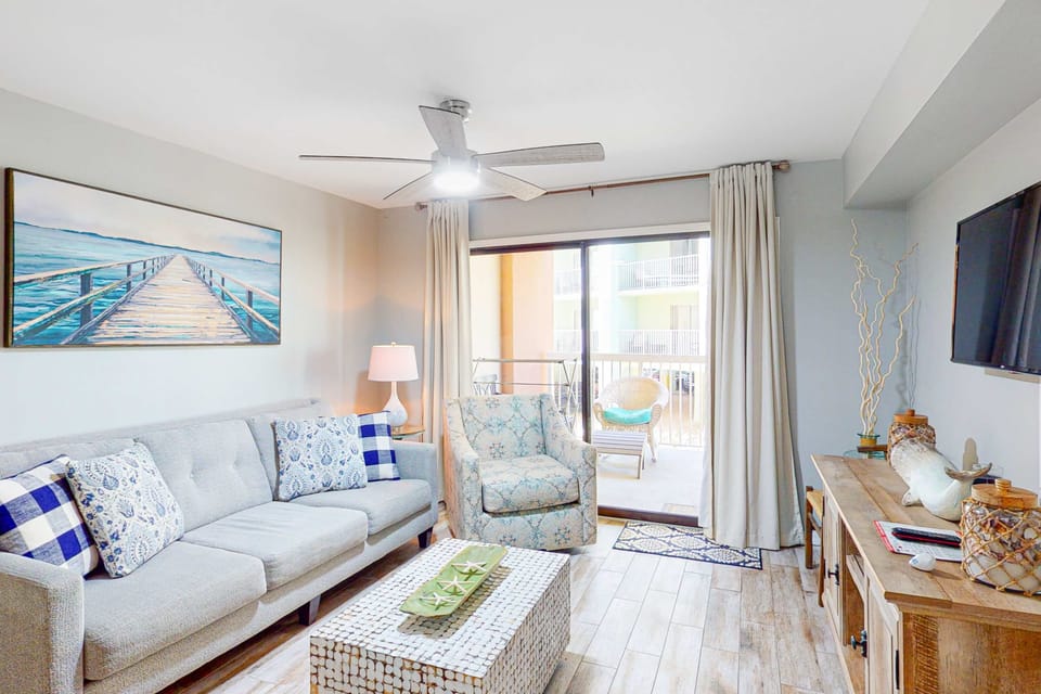 Charming oceanside condo with patio, free WiFi, washer/dryer & beach access Apartment in Orange Beach