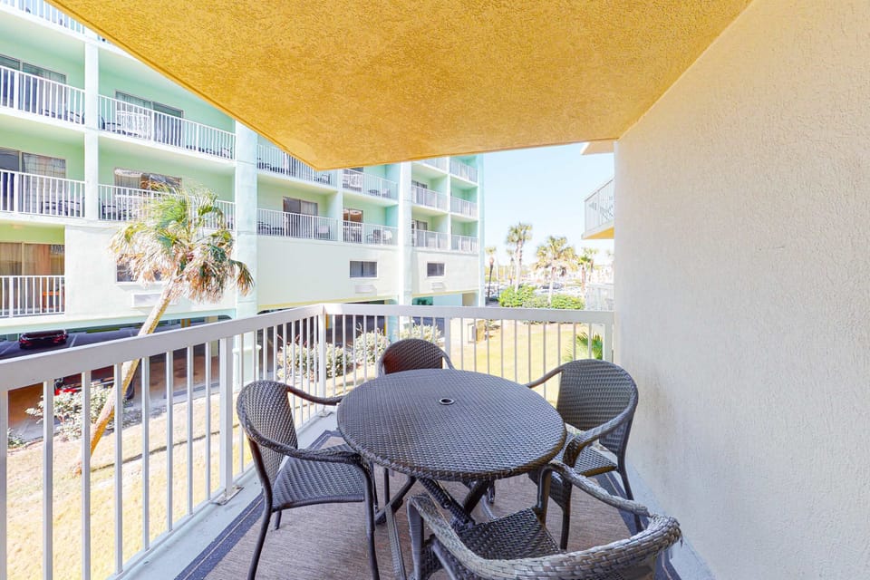 Charming oceanside condo with patio, free WiFi, washer/dryer & beach access Apartment in Orange Beach