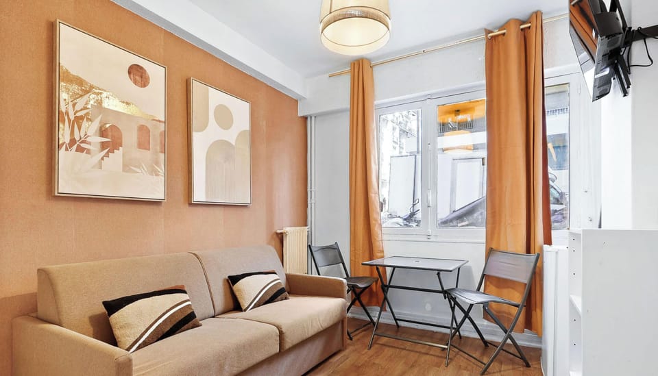 Espace de vie chaleureux avec coin repas
