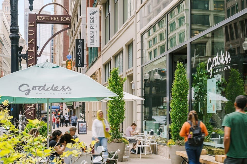 
Vibrant street scene along Wabash Avenue with dining, shopping, and Chicago landmarks right outside your door.