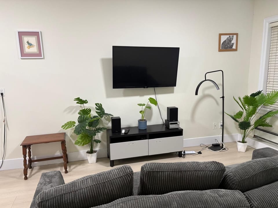 Cozy & Comfortable Home Away From Home House in Surrey