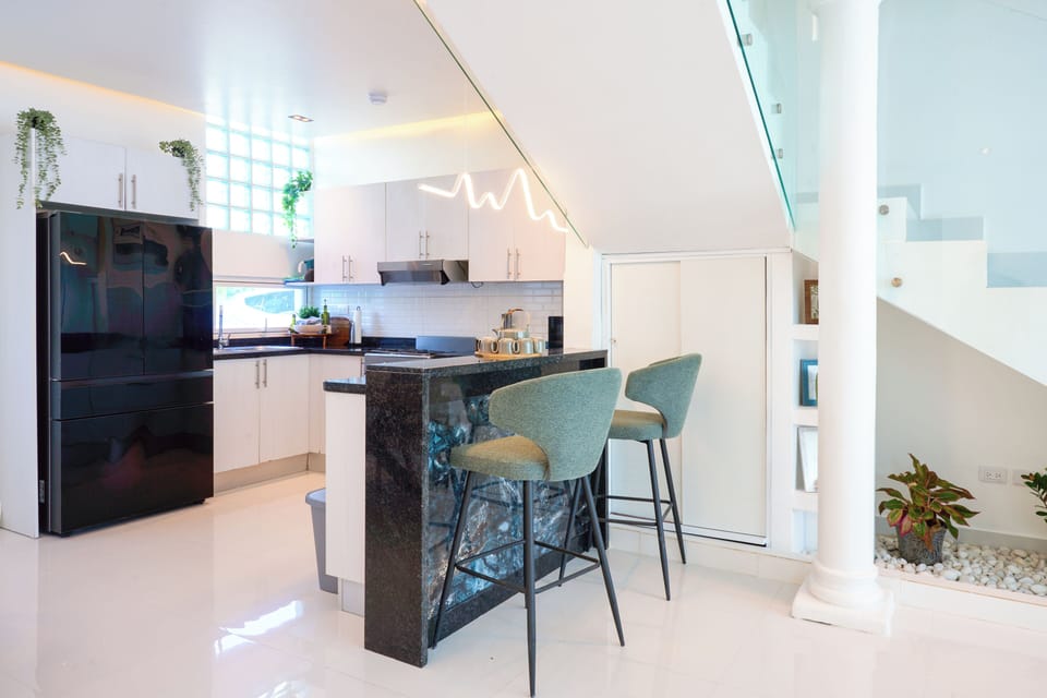 Fully equipped kitchen with breakfast bar and modern appliances for everyday con