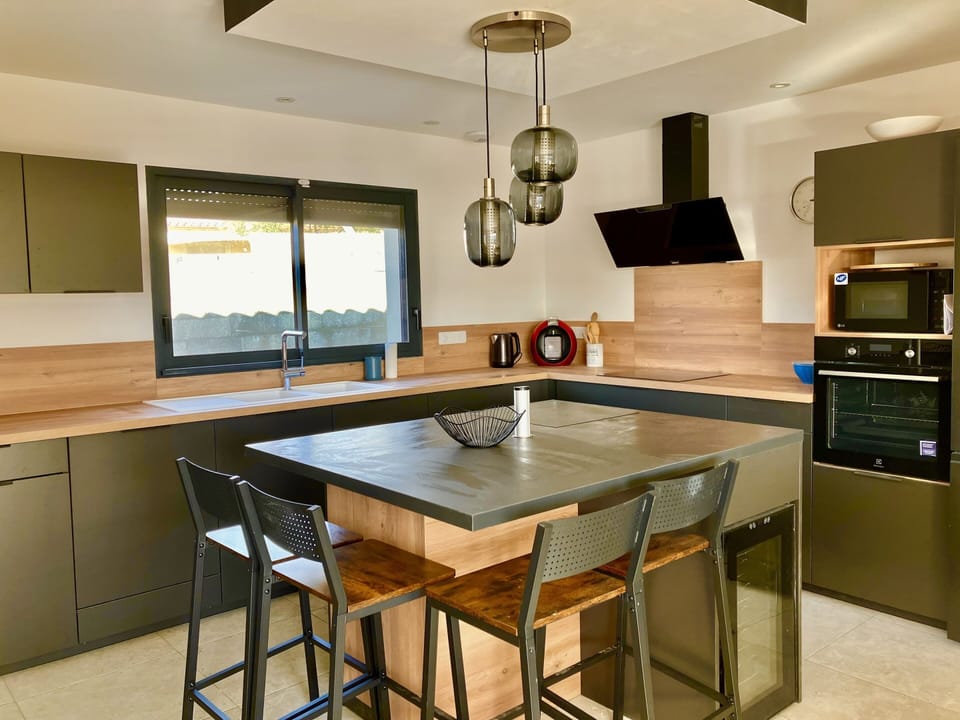 Modern Open kitchen with cocktail table, dishwasher and wine-fridge