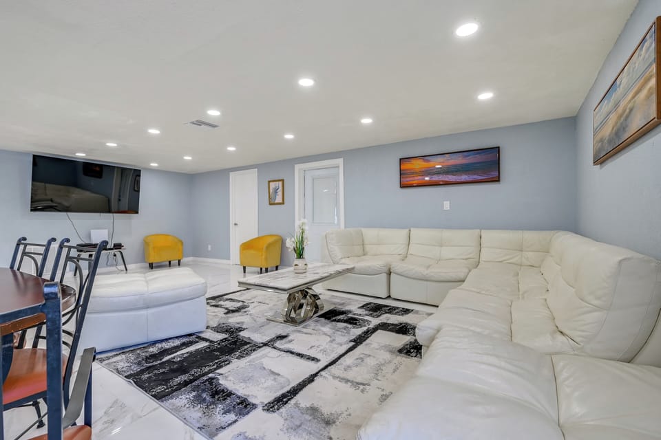 Holiday Vacation Rental | 4BR | 2BA | 1,443 Sq Ft | 1 Step to Enter