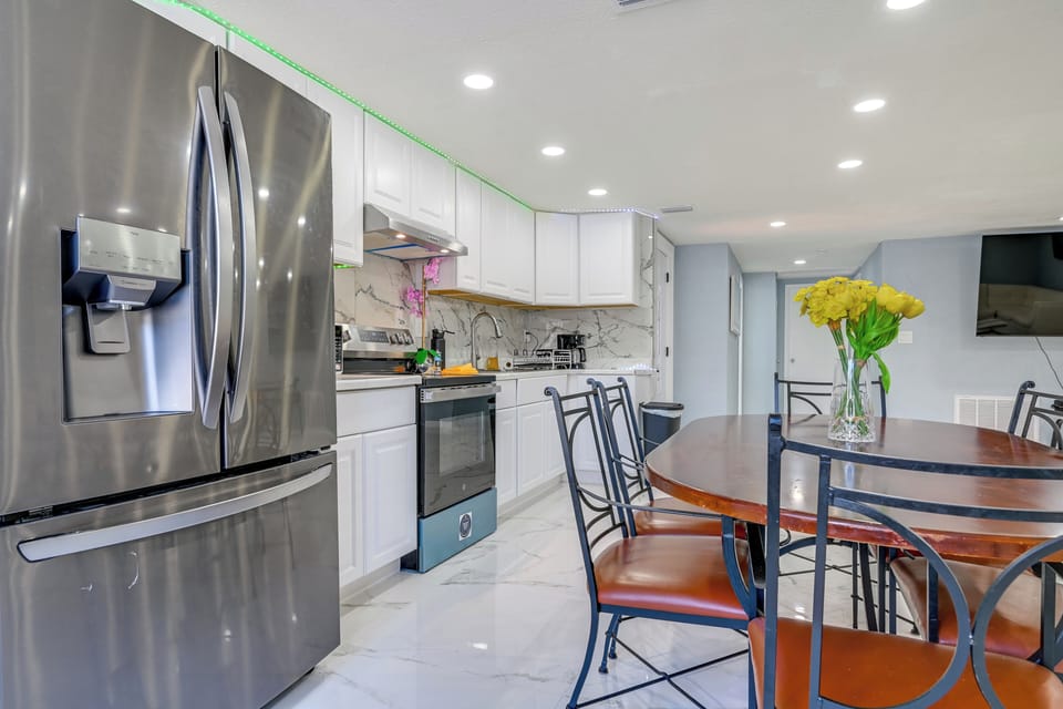 Kitchen & Dining Area