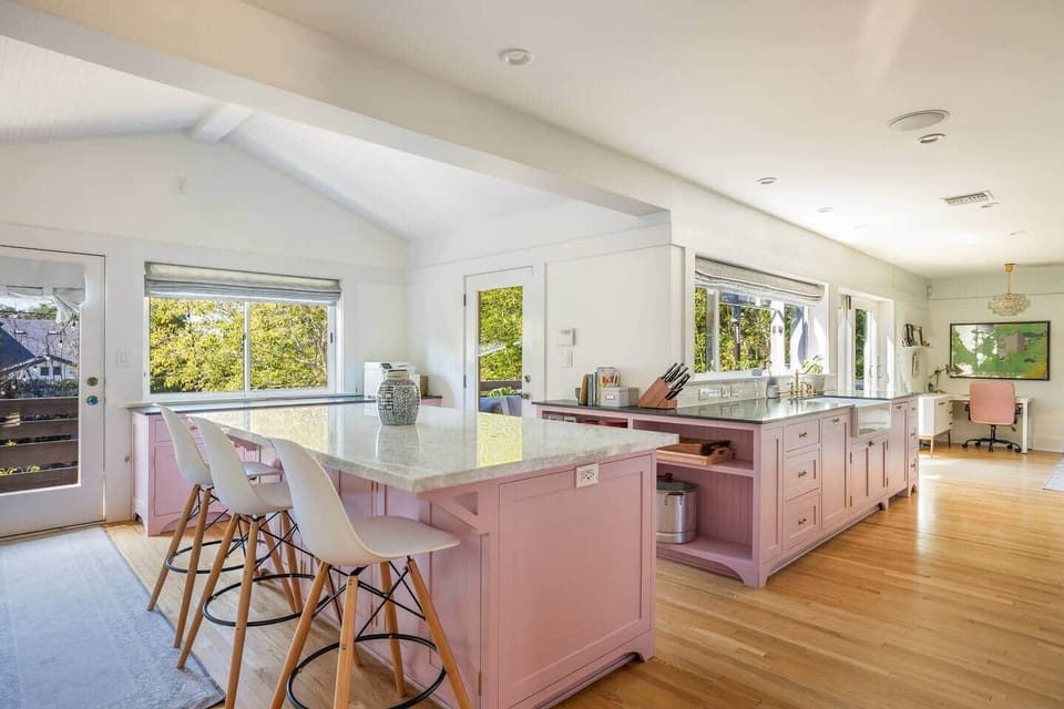 Casual kitchen island seating—perfect for morning coffee, quick bites, or keeping the cook company.