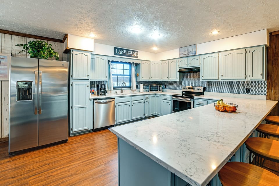 Kitchen & Dining Area | Main Level