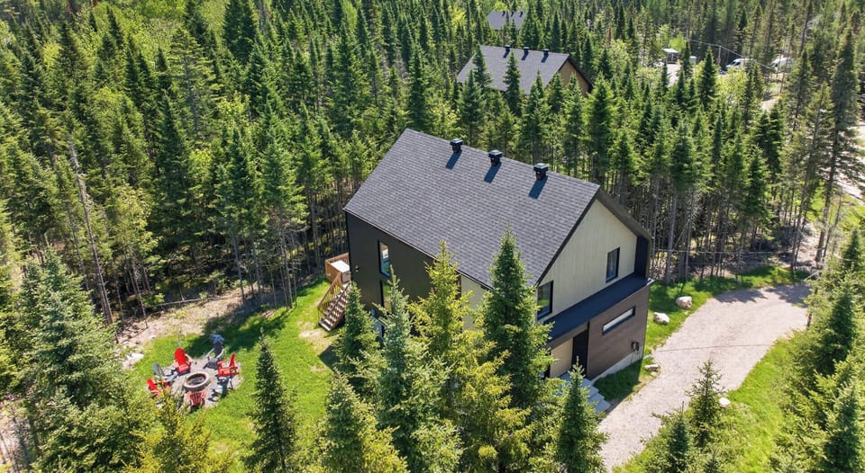 "Le chalet est fantastique! Il est très bien équipé, confortable et de grande qualité. Les espaces sont grands et c'est situé dans un endroit boisé. Tout est très propre et facile pour l'utilisateur. Je recommande fortement!" Etienne (Trois-Rivières)
