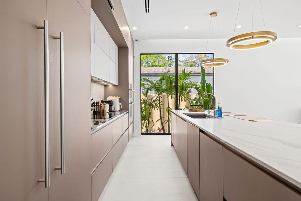 Cook for the whole house in a chef-grade kitchen built for ten — not just appetizers.