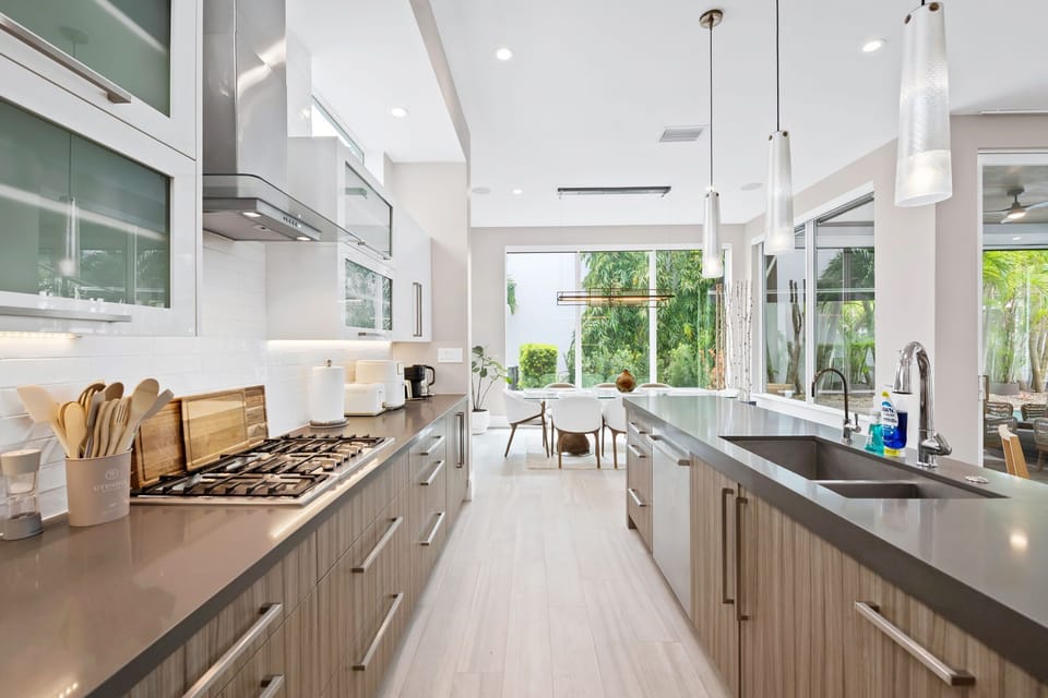 Whoever's on breakfast duty is going to love this kitchen. You've got everything you need for a real group meal.