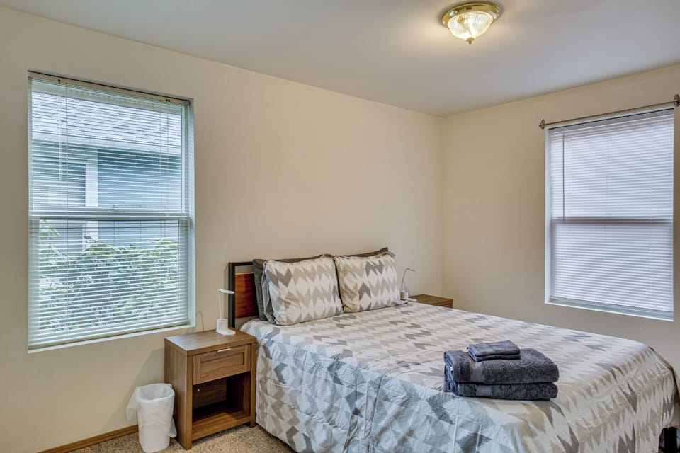 Bedroom 1 | Queen Bed