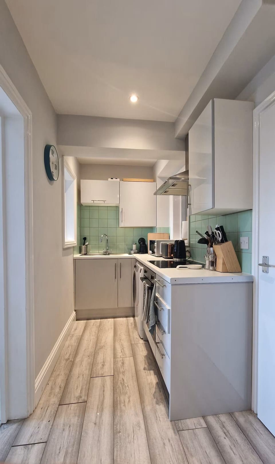 Kitchen with oven, hob, microwave oven, coffee machine, fridge / freezer etc.