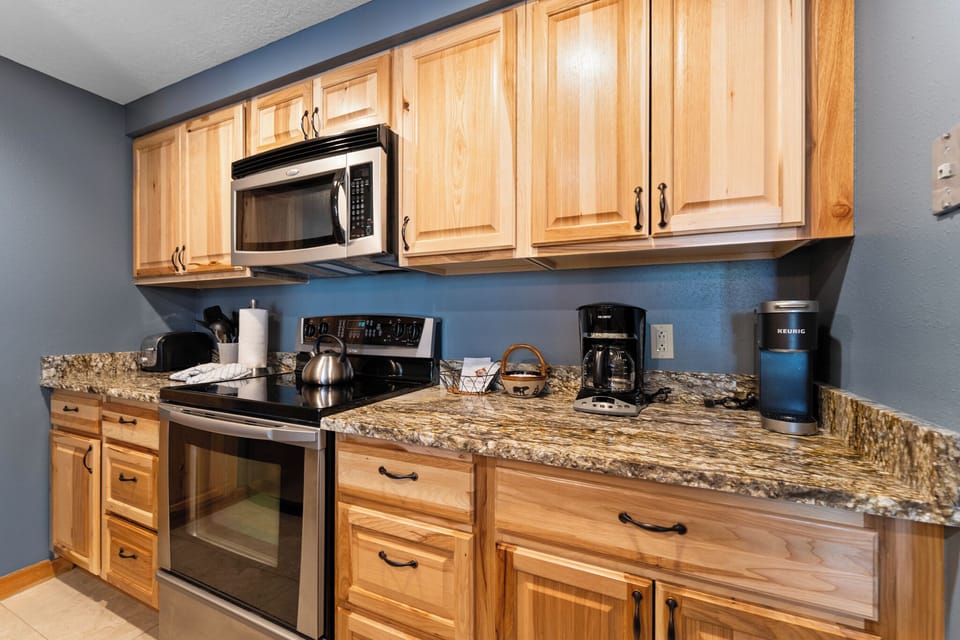 Full kitchen with breakfast bar.