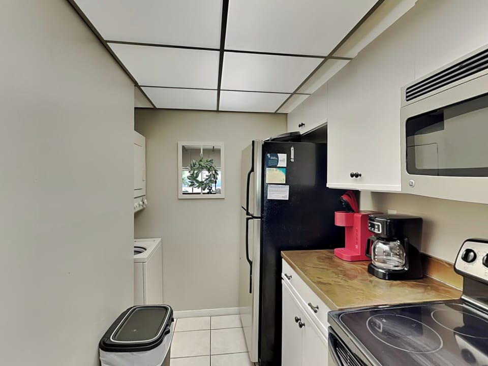 Kitchen - Laundry Closet - Washer/Dryer