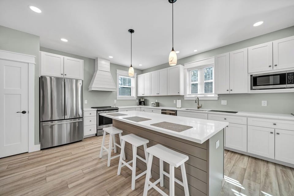 Chef's Kitchen with all the comforts of home!
