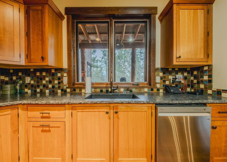 From quick breakfasts to shared dinners, this kitchen has you covered