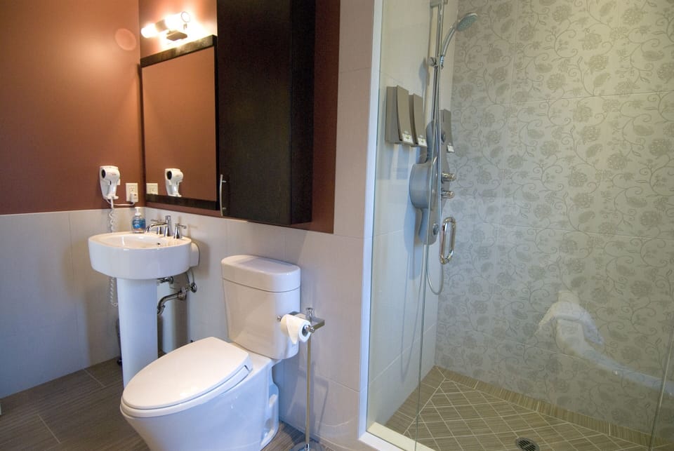 Master bathroom w/walk-in shower and separate bath tub