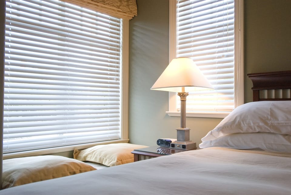 Junior Suite king bed with window seat