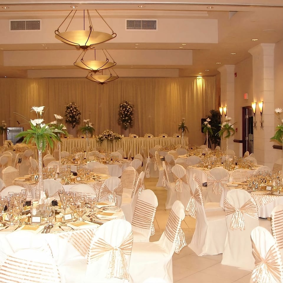 Host unforgettable dinners in a bright, beautifully dressed ballroom.